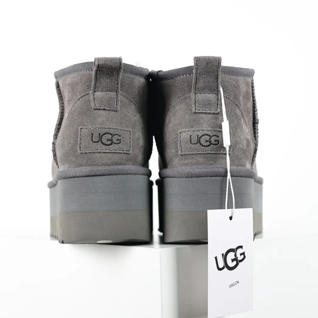 Pick up locally 💰560 Core recommendation good price It is a very suitable choice for home furnishings. In the new year, uug launched a series of styles, which are partial to the preferences of young consumers and have also moved to the forefront of fashion trends. Shoe body material: water-repellent coated suede upper, 17 mm UGGPURE™ implantable wool insole, lightweight non-slip and comfortable rubber outsole, with brand LOGO and trademark, with full packaging Size: 35 36 37 38 39 40